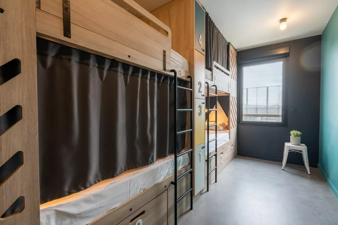lits-en-dortoirs-salle-de-bain-casiers-linge