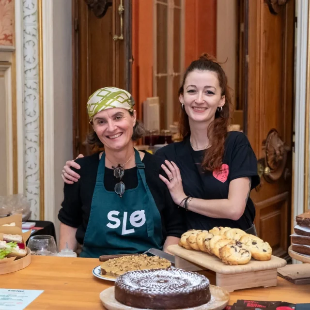 Fin novembre, l'équipe de Slo Lyon les Pentes a rejoint celle du @groomlyon au Ginsiders Festival. 

On a pu proposer nos délicieuses pâtisseries, des sandwichs généreux & réconfortants dans un cadre hors du commun. 

Le palais de la Bourse est un lieu emblématique et très confidentiel puisque il est accessible uniquement pour les occasions spéciales : evenements, salons... et lors des journées du patrimoine. 

C'était un plaisir de vous y rencontrer et comme vous le savez - on vous attend comme tous les jours au Coffee Shop au cœur des pentes de la Croix Rousse. 

#slowtourism #slo #levoyageestpartout 

Pour découvrir 👉 le @palaisdelabourselyon ✌️