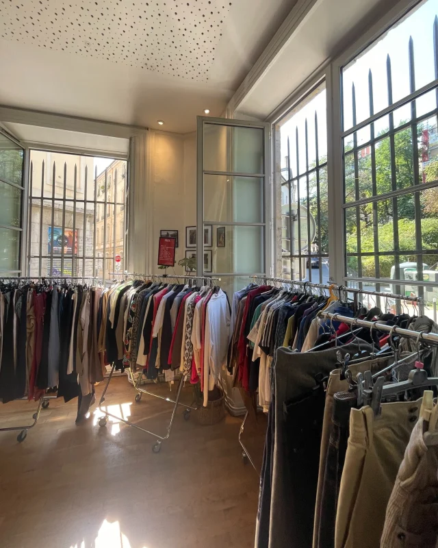 🌿 CHINE TES FRIPES — Édition Spéciale à Lyon !

🗓️ 10 & 11 janvier
🕐 13h – 19h
📍 SLO Lyon — Les Pentes
21 Rue Alsace Lorraine, Lyon 1er
La Friperie Nomade revient poser ses portants à Lyon pour 2 jours 100% seconde main, version XL.
Prépare-toi : ça va CHINER FORT. 💚🔥

✨ AU PROGRAMME
🧥 +1000 pièces sélectionnées avec soin
👖 Vêtements & accessoires H/F
💫 Styles vintage, moderne, rétro, Y2K… et plein de pépites inattendues
💸 Prix doux pour toutes les bourses
♻️ Mode responsable, locale & ultra stylée
Parce qu’on peut avoir du style, sans détruire la planète. 💚
🎉 POURQUOI TU DOIS VENIR
✔️ Tu veux un look unique
✔️ Tu veux soutenir la seconde main
✔️ Tu veux chiner dans une ambiance cool
✔️ Tu veux repartir avec LA pièce que tout le monde va vouloir te piquer
Spoiler : tu ne repartiras pas les mains vides. 👀
🌈 L’AMBIANCE
🎶 Good vibes
📸 Looks iconiques
🛍️ Totebags remplis
🤝 Rencontre entre passionné·e·s de vintage
🔥 Entrée libre (viens avec tes potes, ta team mode, ou ton crush — on ne juge pas)
💌 ON COMPTE SUR TOI
👉 Partage l’événement
👉 Invite ta clique
👉 Aide-nous à faire rayonner la seconde main à Lyon 🌿
Plus on est de chineurs, plus on rit.
#ChineTesFripes #LaFriperieNomade #FriperieLyon #VintageLyon #ModeResponsable #SecondeMain