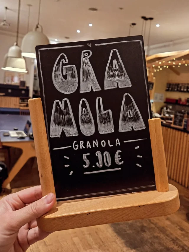 Welcome Back chouchou ❤️ 

Après avoir quitté notre carte en 2022, le Granola maison de notre cheffe est de retour. 

Délicieux & gourmand - il va être le meilleur allié de vos journées studieuses au coffee shop ou de vos promenades touristiques pour découvrir #lyonlaplusbellevilledefrance ✌️ 

Promis, c'est très bon