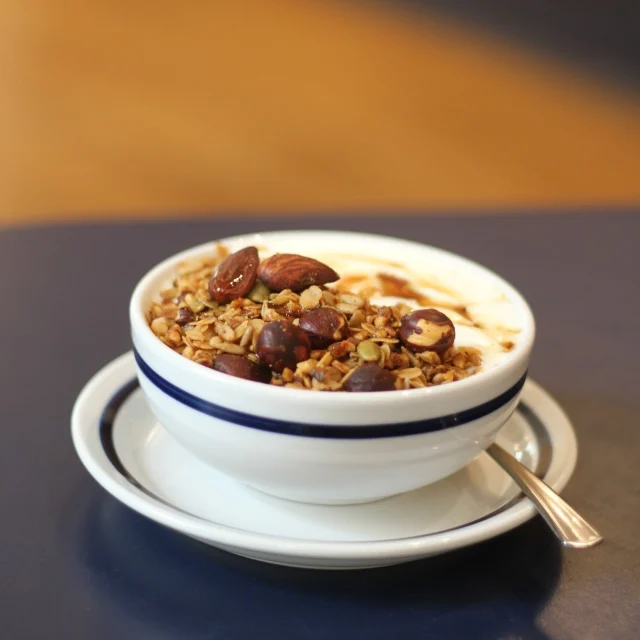 On dirait qu’on a une petite faim, non ?

À toute heure — mais surtout dans les bons moments — notre granola trouve toujours sa place dans votre journée.
C’est la pause idéale pour faire le plein d’énergie entre deux sessions de travail, un atelier créatif ou un club de lecture... mais surtout quand vous voulez ! 

Notre granola est fait maison et disponible 7j/7, 24h/24 [dans la limite des stocks — et on vous connaît 😌] 

#coffeeshop #lyonfoodie