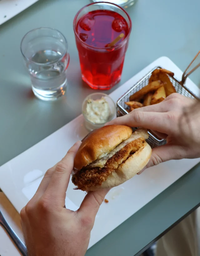 Au SLO Bordeaux, on aime aussi bien manger !  Une carte gourmande, pensée pour se faire plaisir sans chichi : de beaux burgers faits maison, généreux et réconfortants, un plat du jour qui change chaque semaine, et toujours de bons desserts pour finir en douceur.  Tarte tatin, tiramisu, fondant au chocolat, cinnamon rolls… Ici, tout est fait maison, avec l’envie de bien faire et de régaler.  Que ce soit pour une pause après une journée de balade ou un moment partagé entre voyageurs, on se retrouve autour d’une bonne assiette.
Simplement.  .
.
.  #SLOBordeaux #HostelLife #BordeauxFood