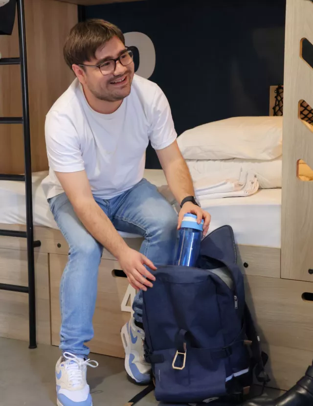 Prendre le temps aux Bassins à flot…  Le Slo Bordeaux s'est posé comme un véritable lieu de vie, moderne et singulier.  Ici, on vient pour explorer la capitale viticole, mais on reste pour l’esprit "good vibes" de la ville.  Côté repos, on oublie les dortoirs classiques. On s'installe dans des lits-cabane intimes et sécurisés, ou dans un appart-hôtel tout équipé pour se sentir comme à la maison.  C’est le pied-à-terre idéal pour ceux qui cherchent des espaces hybrides et des rencontres spontanées, sans stress.
Réservez votre séjour via le lien en bio.
.
.
.  #SloBordeaux #CitéDuVin #Bordeauxbacalan