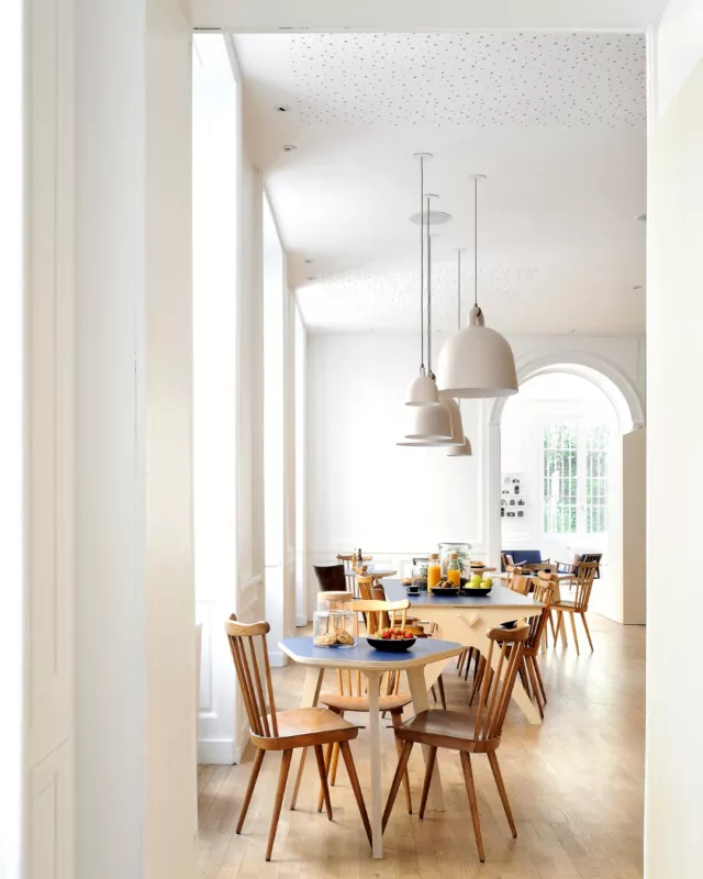 Des matins qui prennent leur temps…  La lumière entre par les grandes fenêtres, le café coule doucement, les conversations commencent autour d’une grande table partagée.  Au cœur des Pentes de la Croix-Rousse, notre hostel à taille humaine mêle design épuré, convivialité et esprit local.  Ici, on se retrouve, on échange, on prépare sa journée avant de partir explorer Lyon.  Un lieu simple, chaleureux, vivant.
Welcome to Hostel Life, réservez votre séjour via le lien en bio.  .
.
.  #slolyon #lyoncity #hostellife