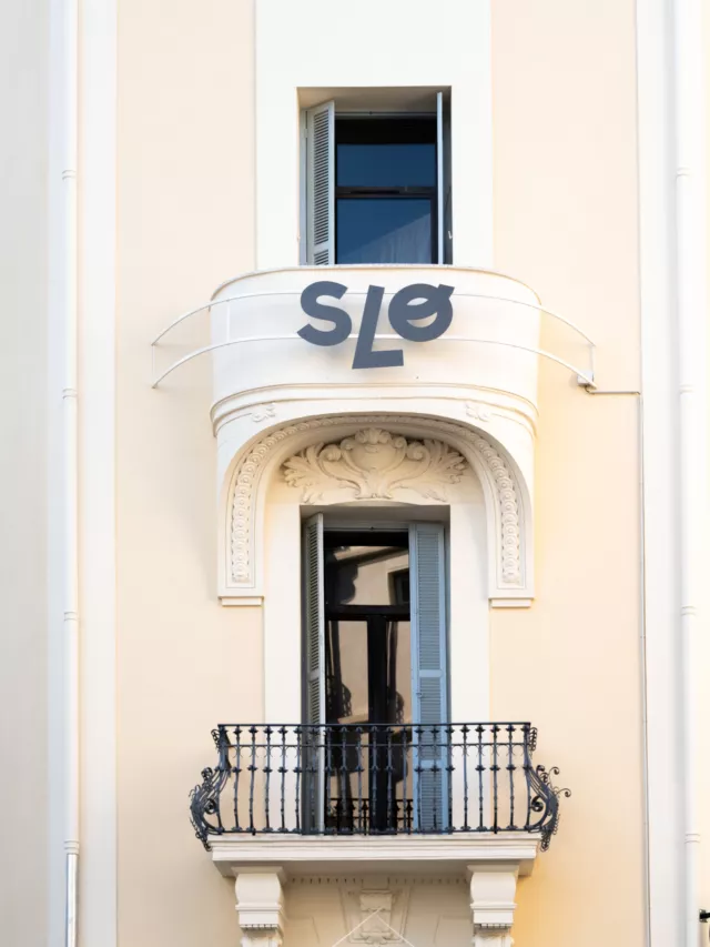 À deux pas du tram, de la gare et de l’Avenue Jean Médecin, SLO Nice est une auberge nouvelle génération où l’on vit l’Hostel Life à fond : chambres lumineuses & confortables (privatives ou partagées), espace coffee shop chaleureux, et lieux de vie pour se rencontrer.  👉🏽 Niché dans un superbe immeuble Art-Déco, c’est le spot parfait pour découvrir les petites pépites du quartier Notre-Dame et toute la ville à pied.  Petit déj', café, ateliers, expos, etc. 
✨ ici, on prend le temps de voyager autrement.  Welcome to Slo Hostels, réservez votre séjour via le lien en bio.
.
.
.  #slonice #nicecity #slowtravel