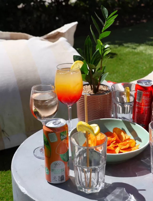 Au SLO Bordeaux, le printemps s’installe en terrasse ☀️
Les premiers rayons réchauffent les tables, les conversations s’allongent, et l’on prend enfin le temps de profiter dehors.  À midi comme le soir, on s’y retrouve autour d’un sandwich maison, d’un burger généreux ou d’un plat simple et gourmand. On partage, on goûte, on reste un peu plus que prévu.  Entre deux balades le long de la Garonne ou une visite à la Cité du Vin, la terrasse du SLO Bordeaux devient un point de rendez-vous.  Le soleil est là. Nous aussi 🧡  #SLOBordeaux #HostelLife #BordeauxCity