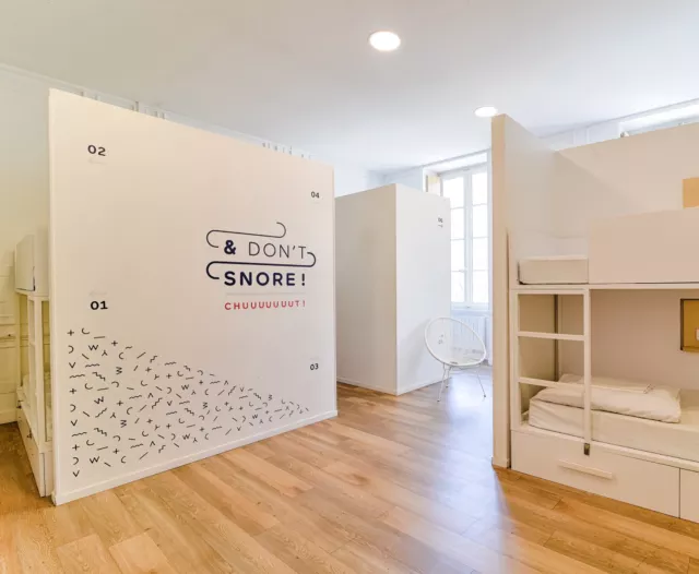 Au SLO Lyon Saxe, on voyage l’esprit léger.  Réception ouverte 24h/24, accès sécurisé par badge, casiers individuels dans les dortoirs : ici, on dort tranquille. On pose ses affaires, on souffle, et on profite.  Cuisine commune pour préparer son dîner, wifi très haut débit pour travailler ou partager ses souvenirs, ordinateur en accès libre, bagagerie pour prolonger la journée sans contrainte.  Envie d’explorer Lyon autrement ? Des vélos sont disponibles à la location, et les ruelles du centre ne sont jamais bien loin.  Un lieu simple, sûr et vivant, pensé pour que chacun puisse découvrir la ville à son rythme.  #SLOLyon #HostelLife #LyonCity