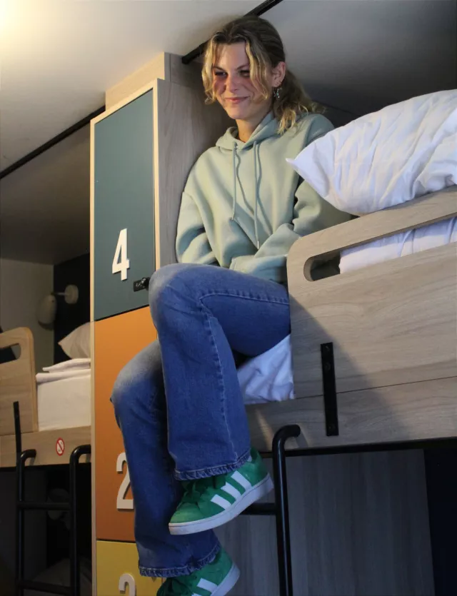 Le vrai Bordeaux, celui qui vibre, il est ici, aux Bassins à flot.  Vous vous réveillez face au port de plaisance, attrapez un café de spécialité au Food Corner, et marchez 5 minutes pour aller bruncher aux Halles Bacalan ou vous perdre dans les reflets du Bassin des Lumières.  SLO Bordeaux, c'est notre vision de la ville : moderne, singulière et surtout, sans stress. Le point de chute idéal pour ceux qui veulent voir Bordeaux autrement.  On vous garde une place sur la terrasse ?
.
.
.
#SloBordeaux #BordeauxCity #HostelLife