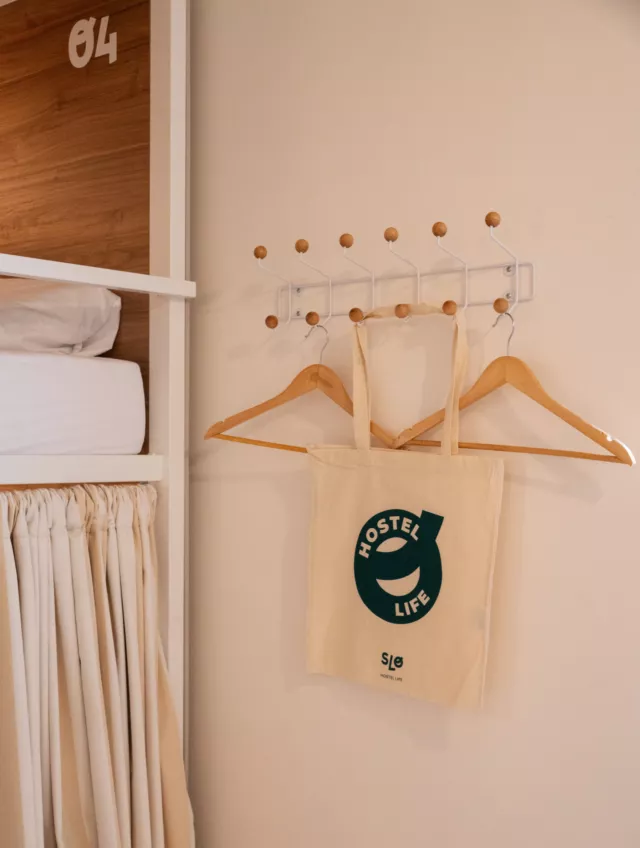 SLO Lyon Saxe : l'Hostel Life en mode immersion  Votre refuge lyonnais pour une expérience collective, mêlant partage et douceur de vivre, idéalement situé à deux pas des berges du Rhône.  Découvrez l'Hostel Life au cœur de nos dortoirs de 4 à 8 lits, entre design épuré et lumière naturelle, pour une immersion totale dans la vie lyonnaise.  Profitez de nos espaces sécurisés avec vos propres équipements (prise, lampe et casier) et testez notre literie de qualité pensée pour respecter votre bulle et garantir un sommeil paisible.  Faites une pause, la Ville Lumière vous appartient désormais.
.
.
.  #SloLyonSaxe #HostelLife #VoyageAuthentique