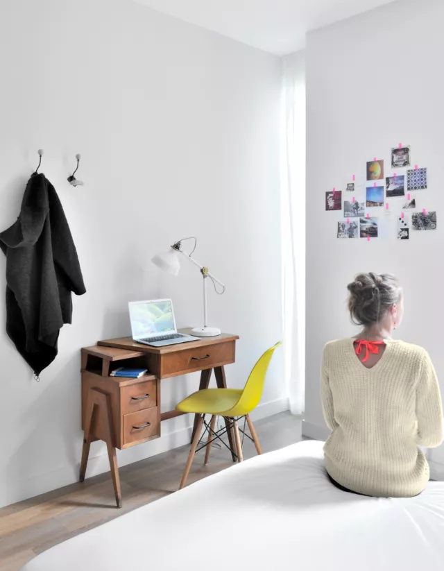 Votre parenthèse privée au cœur de Lyon  Slo Lyon Saxe est l'endroit idéal pour visiter Lyon, avec ses chambres calmes et élégantes situées juste à côté des quais du Rhône.  Vivez l'expérience hostel avec le standing d'un boutique-hôtel, entre décoration minimaliste et atmosphère apaisante, pour une escale lyonnaise en toute discrétion.  Bénéficiez d'un confort sur mesure avec salle d'eau intégrée et machine à café individuelle, tout en profitant d'une literie haut de gamme conçue pour vos moments de détente et des nuits sans nuages.  Lâchez prise, vous êtes déjà ailleurs.
.
.
.  #hostellife #lyoncity #lyonbynight