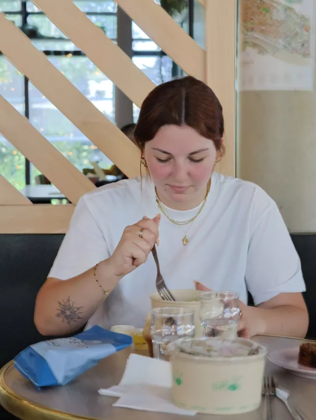 SLO Bordeaux : l'escale gourmande des Bassins à flot  Votre rendez-vous savoureux pour vivre Bordeaux autrement, installé sur une terrasse ensoleillée qui mêle cuisine maison et esprit guinguette, à deux pas de la Cité du Vin.  Ici, on prend le temps de découvrir le quartier : entre les reflets du port de plaisance et la convivialité du Food Corner.  Un petit déjeuner pour bien lancer la journée, un burger généreux au déjeuner ou simplement un verre au soleil : chaque moment est une invitation à la déconnexion.  On vous garde une place en terrasse ?
.
.
.  #bordeauxcity #bassinsaflot #BordeauxFood