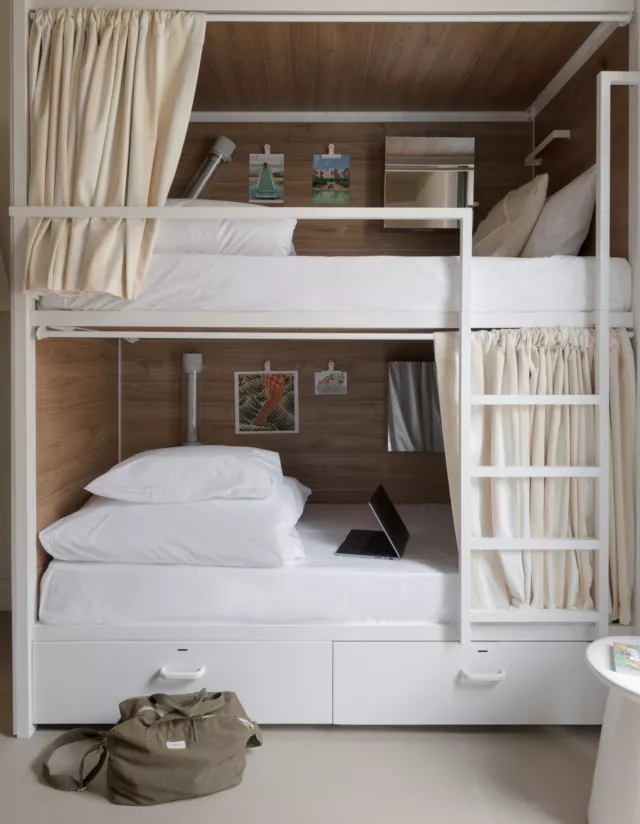 SLO Nice : l'intimité retrouvée au cœur du dortoir  Votre refuge moderne pour concilier budget et bien-être, au sein de chambres partagées qui cassent les codes de l'auberge classique grâce à un design pensé pour votre confort.  Ici, on prend le temps de se créer sa propre bulle : entre nos lits capsules équipés de rideaux occultants et une atmosphère feutrée propice à la détente.  Une liseuse intégrée pour vos soirées calmes, une prise individuelle pour vos essentiels et des casiers sécurisés pour explorer Nice l'esprit libre : chaque détail est une invitation à la sérénité.  Prêt à tester la "Hostel Life" version confort ?
.
.
.
#hostellife #slonice #travelsmart