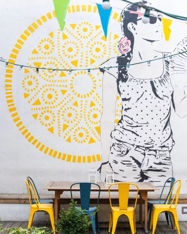 On l’appelle notre havre de paix.  Entre les quais du Rhône et la Presqu’île, SLO Saxe est cette petite oasis où l’on vient pour souffler.  On s'installe dans le patio verdoyant, entre deux murs de street art, pour profiter de l'esprit guinguette avant de partir explorer les cafés arty et les friperies du quartier.  C’est un lieu intime, familial, où l’on finit toujours par échanger avec un voyageur du bout du monde autour d'un apéro au soleil.  Pas de planning, pas de stress. Juste le temps de vivre Lyon, la vraie.
.
.
.
#Slosaxe #hostellife #lyoncity