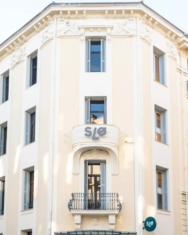 SLO Nice : le charme "Art déco" à deux pas de la mer  Votre nouveau refuge azuréen pour découvrir Nice avec élégance, installé dans un bâtiment historique du 20ᵉ siècle qui mêle moulures anciennes et design contemporain.  Ici, on prend le temps d'admirer la ville : entre les lignes géométriques de notre façade emblématique et la douceur de vivre de la Côte d'Azur.  Une nuit dans une chambre au cachet unique, une session photo sous la lumière du Sud ou un moment de détente dans nos espaces communs : chaque détail est une invitation au voyage.  On vous fait visiter ? 
.
.
.
#slonice #artdeco #explorenice