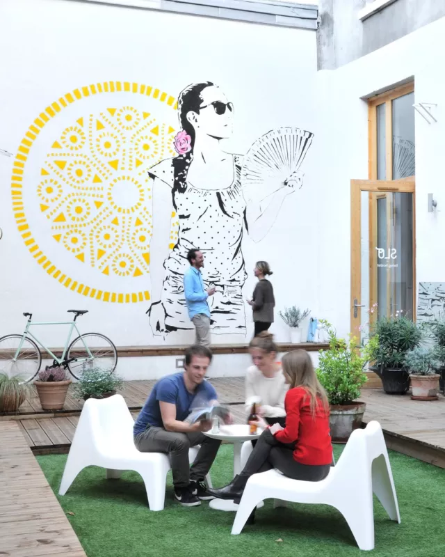 L'ambiance d'une journée d'été, toute l'année.  Après une longue journée à arpenter les pavés du Vieux Lyon ou à courir les traboules, c'est ici que la magie opère. Notre patio ombragé, c'est votre bulle de déconnexion en plein cœur de la ville.  On y vient pour bouquiner au calme le matin, boire un café suspendu dans le temps, ou partager une bière locale entre voyageurs et Lyonnais à la nuit tombée. Un petit poumon vert, loin du tumulte urbain.  Envie de poser vos valises dans notre oasis ? Réservez votre séjour au meilleur prix directement sur notre site (lien en bio) !
.
.
.  #SloLyonSaxe #SloHostels #Patio