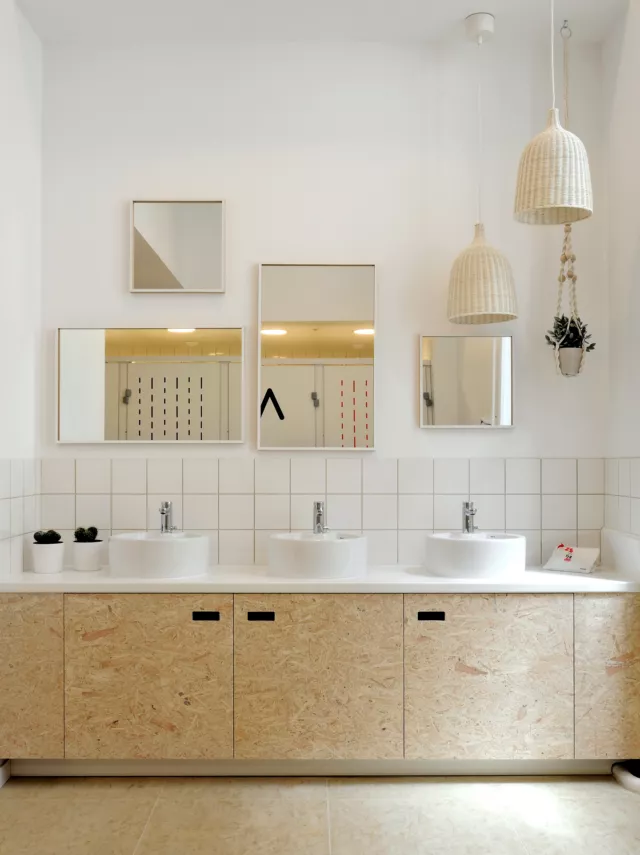 Qui a dit que les salles de bain d’hostel devaient être tristes et impersonnelles ?  Chez SLO, chaque moment mérite du style et du confort ! On oublie le cliché des douches collectives sombres : ici, place à un espace lumineux, ultra-propre et au design soigné.  C’est aussi ça l'esprit SLO : un spot pensé dans les moindres détails pour que vous vous sentiez comme à la maison (en un peu plus stylé, on l'avoue). C'est l'endroit idéal pour se préparer en vitesse avant de partir à l'assaut des pentes de la Croix-Rousse ou de rejoindre les autres voyageurs au bar pour le début de la soirée.  Prêt à tester le confort version lyonnaise ? Direction le lien en bio pour réserver votre séjour au meilleur prix garanti ! 
.
.
.
#SloLyon #SloHostels #LyonLesPentes