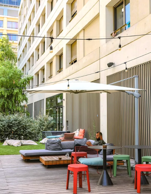 Le meilleur spot de Bordeaux…  La vraie magie de SLO Bordeaux, elle se vit dehors. Notre terrasse ensoleillée, c'est le poumon vert de l'hostel. L'endroit idéal pour déconnecter après une longue journée à arpenter les pavés bordelais ou pour planifier vos prochaines visites autour d'un verre bien frais.  Que vous veniez pour bouquiner au calme, travailler un peu, ou refaire le monde avec des voyageurs venus des quatre coins du globe, il y a toujours une place pour vous sur nos banquettes.  Posez vos valises, prenez un verre, et laissez le charme opérer.  Envie de tester la douceur de vivre bordelaise ? Réservez votre séjour directement via le lien en bio pour chasser nos meilleurs tarifs.
.
.
.
#SloBordeaux #TerrasseBordeaux #HostelLife