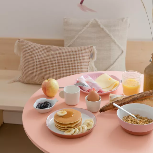 Le réveil parfait existe…  Chez SLO Nice, on adore les matins doux, gourmands et pleins de couleurs. Quoi de mieux pour commencer la journée qu’une jolie table pastel chargée de bonnes choses ? Des pancakes bien moelleux, des fruits frais, de bon pain croustillant et tout ce qu'il faut pour satisfaire les petites comme les grandes faims.  C’est le moment idéal pour savourer l'instant, papoter avec d'autres voyageurs et planifier votre journée avant de filer vers la plage ou de vous perdre dans le Vieux-Nice.  La vie est trop courte pour sauter le petit-déjeuner, surtout sur la Côte d'Azur ! Réservez votre séjour au meilleur tarif garanti directement via le lien en bio !
.
.
.  #SloNice #GoodMorningNice #HostelLife