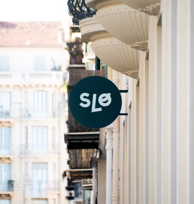 Au détour de cette ruelle, l'aventure commence.  On a créé l'espace, vous y mettez la vie. Quoi de mieux qu'un balcon orné de la Côte d'Azur pour refaire le monde ? Prenez un verre de rosé bien frais, partagez une planche de produits locaux et préparez votre prochaine aventure dans Nice.  Chez SLO Nice, notre hall n'est que le début. Les meilleures rencontres et les projets les plus fous se font ici, à la lumière du soleil couchant, juste au-dessus de la ruelle.  Vous êtes à un clic d'un apéro avec des voyageurs du monde entier. Réservez votre séjour au meilleur tarif via le lien en bio.
.
.
.
#SloNice #HostelVibes #VoyagerAutrement