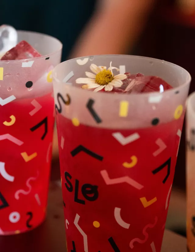 Parce qu’un bon voyage commence toujours par un verre partagé.  Chez SLO, l’apéro c’est sacré. On vous a préparé une recette ultra-fraîche dans nos verres signatures pour lancer la soirée de la meilleure des manières.  Posez vos valises, prenez votre verre et laissez la magie des rencontres opérer sur la terrasse.  Votre spot au bar vous attend. Cliquez sur le lien en bio pour réserver votre séjour !
.
.
.
#SloHostels #HostelVibes #VoyageGourmand