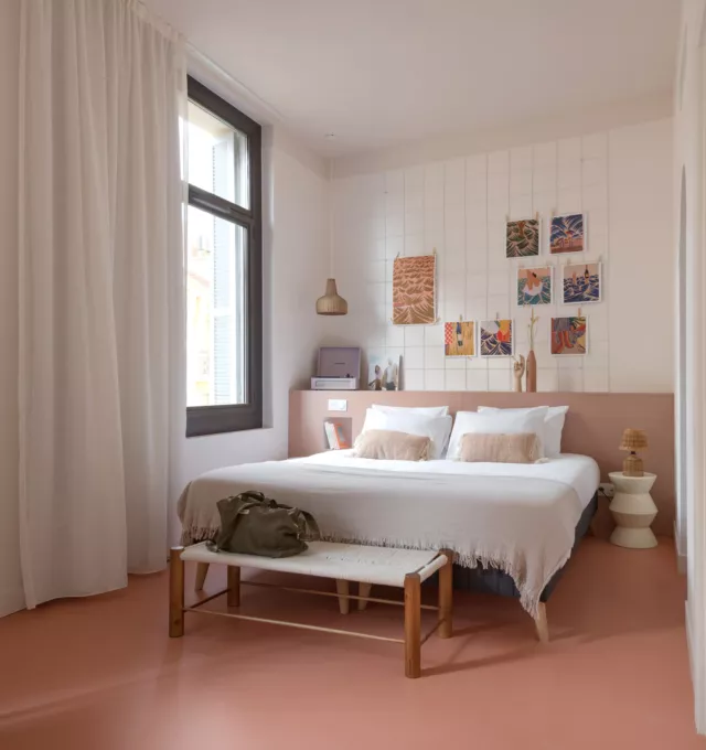Dormir en hostel sans sacrifier son intimité ? Bienvenue chez SLO.  Qui a dit que les auberges de jeunesse manquaient de confort ? Découvrez nos chambres privées : un véritable havre de paix lumineux, au design soigné et aux tons doux, pensé pour vous offrir une bulle de sérénité après une longue journée d'exploration.  Posez votre sac et profitez d'un espace intimiste et totalement sécurisé, le parfait équilibre entre l'esprit de communauté et le confort d'un hôtel.  Prêt à tester l'expérience ? Réservez votre chambre au meilleur tarif via le lien en bio !
.
.
.
#SloHostels #HostelDesign #VoyageConfort