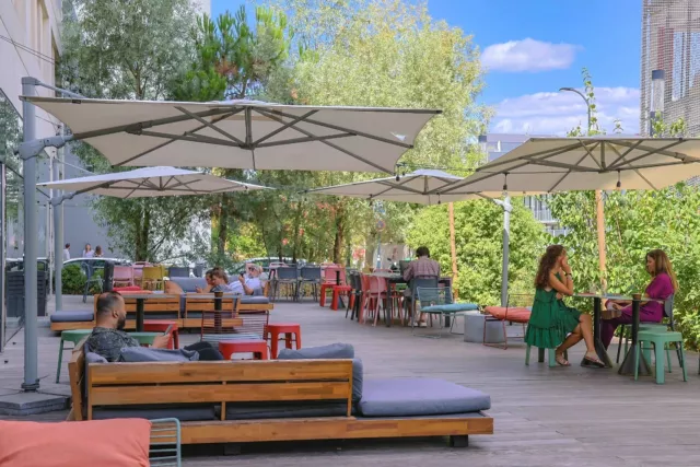Un coin de détente au cœur de la ville de Bordeaux.  Chez SLO Hostel, le voyage ne s’arrête pas à votre chambre.  Notre grande terrasse est pensée comme un véritable lieu de vie où voyageurs, étudiants, professionnels et locaux se retrouvent pour partager un café, travailler ou simplement profiter d’un moment de calme.  Prenez place, respirez, échangez et laissez-vous porter par l’esprit SLO. Envie de vivre l’expérience SLO ? Réservez votre séjour dès maintenant via le lien en bio.
.
.
.
#SLOHostel #TerrasseUrbaine #HostelLife