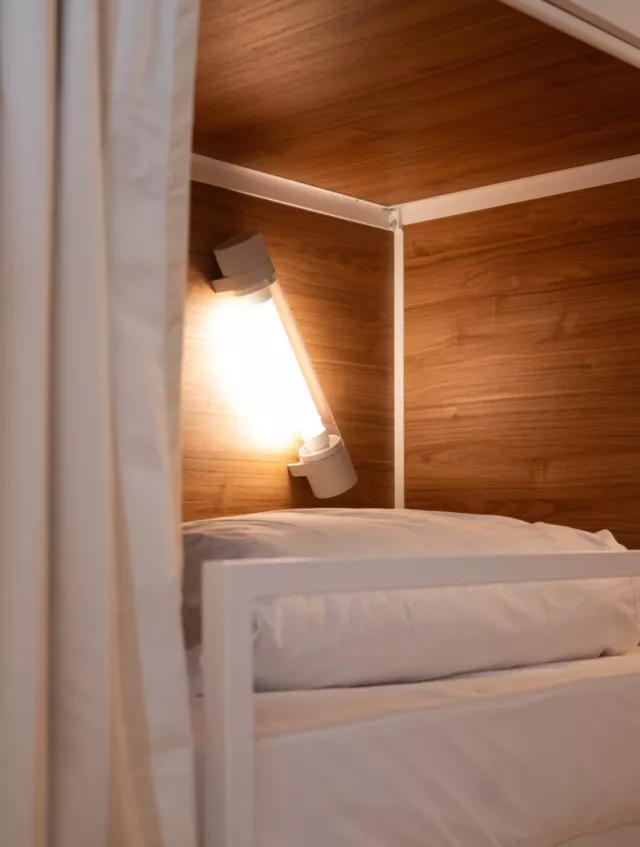 Tout commence par une bonne nuit de sommeil.  ✨ Chez SLO Hostel, nous avons imaginé des espaces confortables, chaleureux et fonctionnels, pour que chacun se sente comme chez soi.  💤 Nos lits en dortoir allient intimité et confort. Chaque espace dispose d'un éclairage individuel et de rangements bien pensés, dans une ambiance calme, idéale pour se détendre après une longue journée.  🌍 Une nuit ou plusieurs jours, peu importe la durée de votre séjour : ici, tout est pensé pour vous offrir une pause bien méritée avant votre prochaine aventure.  🤝 Chez SLO Hostel, l'expérience va bien au-delà d'un simple hébergement. C'est un lieu de vie, de rencontres, de partage et de beaux souvenirs.  📲 Envie de vivre l'expérience SLO ? Réservez votre chambre au meilleur tarif via le lien en bio !  .
.
.  #SLOHostel #HostelLife #VoyagerAutrement