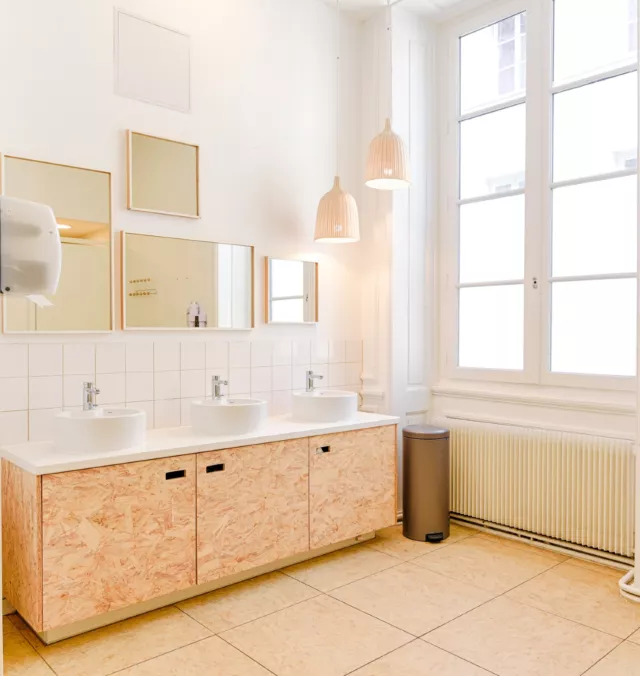 Lumière naturelle, design épuré et touches de bois chaleureuses… Bienvenue chez SLO Hostel.  ✨ Ici, confort et style vont de pair. Chaque détail a été pensé pour que vous vous sentiez bien dès votre arrivée.  💼 De passage en ville ? En télétravail ? Ou simplement en quête d'une belle escapade ? Nos espaces s'adaptent à votre rythme.  🌿 Installez-vous et profitez d'un lieu agréable avant une journée de travail ou de découvertes.  📲 Réservez votre séjour au meilleur tarif via le lien en bio !  .
.
.  #SLOHostel #TravelDesign #NomadLife