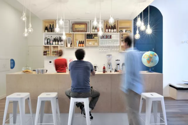 Besoin d’un break, d’un lieu pour travailler ou simplement d’un espace inspirant ? Bienvenue chez SLO Hostel !  💻 Comptoir en bois clair, design épuré, lumière chaleureuse… notre espace d’accueil invite à déconnecter ou à se concentrer, selon vos envies.  🧳 Voyageur, travailleur nomade ou visiteur de passage : ici, chacun trouve sa place dans une ambiance conviviale et détendue.  ☕ Installez-vous, commandez un café et profitez de l’atmosphère du lieu.
Laissez-vous porter par l’énergie de SLO Hostel.  📲 Réservez votre séjour via le lien en bio !  .
.
.  #slohostel #hostellife #designhostel