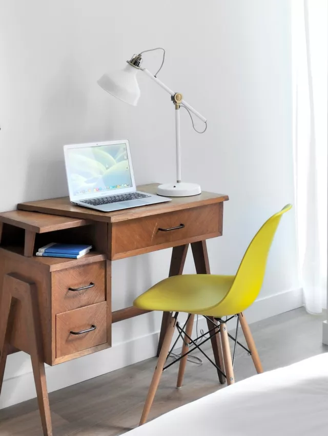 Entre voyage et travail, chez SLO, plus besoin de faire de compromis.  🌍 Freelances, télétravailleurs, voyageurs connectés : SLO Hostel devient votre nouveau QG.  🪑 Ici, vous profitez du confort d’un bureau personnel, dans l’énergie vivante et conviviale d’un lieu de partage.  🍹 Après vos tâches, place à la détente : explorez la ville, faites des rencontres et partagez un verre avec la communauté.  📲 Réservez votre séjour via le lien en bio.  .
.
.  #SLOHostel #Workation #HostelLife