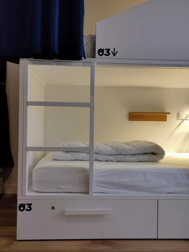 Des nuits confortables, des rencontres uniques, des souvenirs inoubliables : vivez l'expérience SLO HostelLife.  ✨ Chez SLO, les dortoirs sont pensés pour allier confort, intimité et convivialité.  🌙 Rideaux occultants pour plus de tranquillité
🛌 Matelas super confort pour des nuits réparatrices
🔒 Casiers sécurisés pour voyager l'esprit léger
🤝 Une ambiance chaleureuse où chaque rencontre devient un souvenir  Que vous voyagiez en solo ou en groupe, profitez d'un séjour où le partage rime avec bien-être.  Prêt à vivre l’expérience SLO ? Cliquez sur le lien en bio et réservez votre prochaine aventure !✨
.
.
.  #HostelLife #TravelCommunity #Lyon