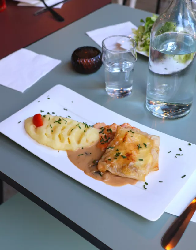 🍽️ Voyager, c’est aussi se régaler. Bienvenue à la table de SLO Hostel.  Ici, le confort passe aussi par l’assiette.  🥘 Prenez place, détendez-vous et savourez nos plats faits maison, parfaits pour refaire le plein d’énergie après une journée bien remplie.  🤝 Voyageurs solo, nomades digitaux ou simples curieux : tout le monde est le bienvenu autour de la table.  Un lieu simple, chaleureux, parfait pour partager un repas et faire de belles rencontres.  📲 Réservez vos dates via le lien en bio.  .
.
.  #SLOHostel #HostelFood #FoodLovers
