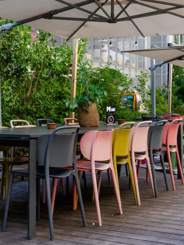☀️ Le soleil, une terrasse, une ambiance conviviale… Bienvenue à SLO Bordeaux.  Offrez-vous une pause dans notre espace extérieur, l'endroit parfait pour vous détendre, partager un café, échanger avec d'autres voyageurs ou simplement profiter des beaux jours en plein cœur de Bordeaux.  💙 En solo, entre amis ou en couple, notre terrasse est un véritable lieu de vie où les rencontres se créent naturellement et où chaque instant se savoure.  Parce qu'un séjour réussi, c'est aussi prendre le temps de profiter des petits plaisirs en extérieur.  📲 Envie de vivre l'expérience SLO Bordeaux ? Réservez votre séjour dès maintenant via le lien en bio.
.
.
.
#SLOHostel #VisitBordeaux #HostelLife