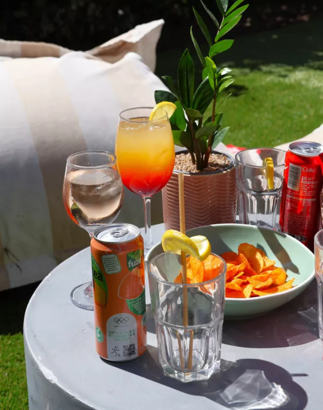 ☀️ Et si votre prochaine pause avait un goût de vacances ?  🍹 Installez-vous, choisissez votre boisson préférée et laissez-vous porter par l'ambiance chaleureuse de SLO.  Un verre bien frais, quelques gourmandises à partager et une terrasse baignée de soleil : tout est réuni pour profiter pleinement de l'instant.  🌿 En solo, à deux ou entre amis, prenez le temps de savourer ces petits moments qui rendent un séjour encore plus agréable : une pause fraîche, une ambiance conviviale et de bons moments à partager.  📲 Envie de vivre l'expérience SLO ? Réservez votre séjour via le lien en bio.
.
.
.
#SLOHostel #HostelLife #VisitBordeaux
