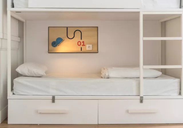 💙 Le bon endroit peut faire toute la différence dans un voyage.  Chez SLO, nous imaginons des espaces où l’on peut dormir, échanger, faire de nouvelles rencontres et profiter pleinement de son escapade.  🌙 On aime les chambres qui ont du caractère et les détails qui rendent le séjour plus agréable.  🌍 Et parce qu’un hostel, c’est aussi une histoire de rencontres, nos espaces sont pensés pour favoriser les échanges et créer cette atmosphère unique qui fait toute l’expérience SLO.  📲 Envie de vivre le voyage autrement ? Réservez votre séjour via le lien en bio.
.
.
.
#SLOHostel #HostelLife #TravelMore