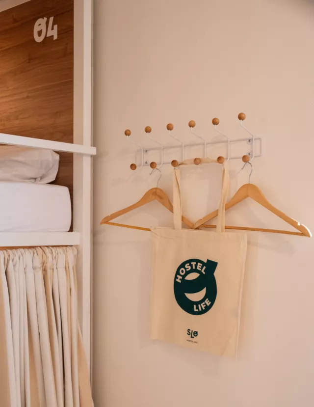 Il n'y a pas que l'été pour voyager ☀️  Septembre et octobre sont souvent les plus belles périodes pour s'offrir une escapade. Les températures sont encore douces, les villes retrouvent un rythme plus calme, et l'on prend enfin le temps de profiter.  Au SLO, tout est pensé pour que vous vous sentiez bien. Des chambres confortables, des espaces de vie chaleureux, un bon café, de belles rencontres… Comme à la maison, avec le plaisir d'être ailleurs.  Lyon, Nice ou Bordeaux : quelle sera votre prochaine destination ?  Réservez via le lien en bio ✨
.
.
.
.
.
#SLOHostels #HostelLife #SlowTravel