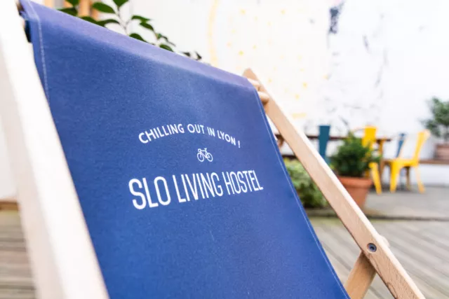 Un petit coin de calme, en plein cœur de Lyon 🌿  Au SLO Lyon Saxe, la terrasse est une parenthèse à part. 😍  Une cour intérieure colorée, quelques fauteuils et chaises longues, des lumières suspendues, un café le matin, un verre en fin de journée… et le temps qui ralentit.  On s'y retrouve pour lire quelques pages, échanger avec d'autres voyageurs ou simplement profiter d'un moment dehors, loin de l'agitation de la ville.  Parfois, les plus beaux souvenirs de voyage commencent par une simple pause au soleil.  Réservez via le lien en bio ✨
.
.
.
.
.
.
.
#SLOLyon #HostelLife #LyonCity