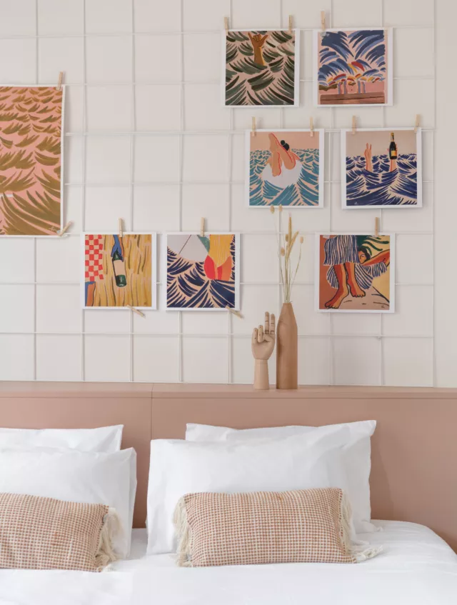 À chacun sa façon de voyager.  🥰 Au SLO, vous choisissez le séjour qui vous ressemble :  - une chambre privative pour profiter d'un vrai cocon,
- un dortoir pour vivre pleinement l'Hostel Life,
- ou une chambre famille pour partager l'expérience avec vos proches.  Dans les chambres privatives, tout est pensé pour votre confort : un lit double douillet, les draps et serviettes fournis, une salle de bain privative, le Wi-Fi gratuit… Il ne vous reste plus qu'à poser vos valises et profiter.  Parce qu'un bon voyage commence aussi par une bonne nuit.  Réservez via le lien en bio ✨
.
.
.
.
.
.
.
.
.
#SLOHostels #HostelLife #SlowTravel