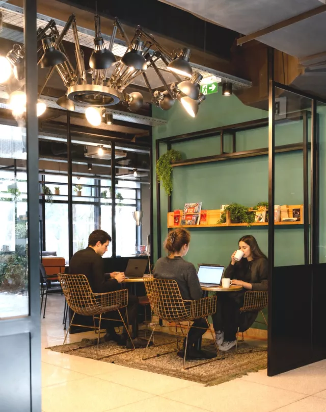 Au SLO Bordeaux, chacun voyage à son rythme.  Envie d'un peu plus de tranquillité ?  👉 Installez-vous dans l'un de nos studios privatifs, pensés comme un véritable cocon pour profiter de Bordeaux en toute sérénité. ☺️  Plutôt Hostel Life ?  👉 Nos dortoirs de 4 à 8 personnes offrent tout le confort nécessaire pour partager l'expérience : une literie confortable, des espaces lumineux, des casiers sécurisés et une ambiance conviviale.  Que vous voyagiez en solo, entre amis, en couple ou en groupe, il y a toujours une façon de vivre le SLO Bordeaux.  Réservez via le lien en bio ✨
.
.
.
.
.
.
.
.
#SLOBordeaux #HostelLife #Bordeaux