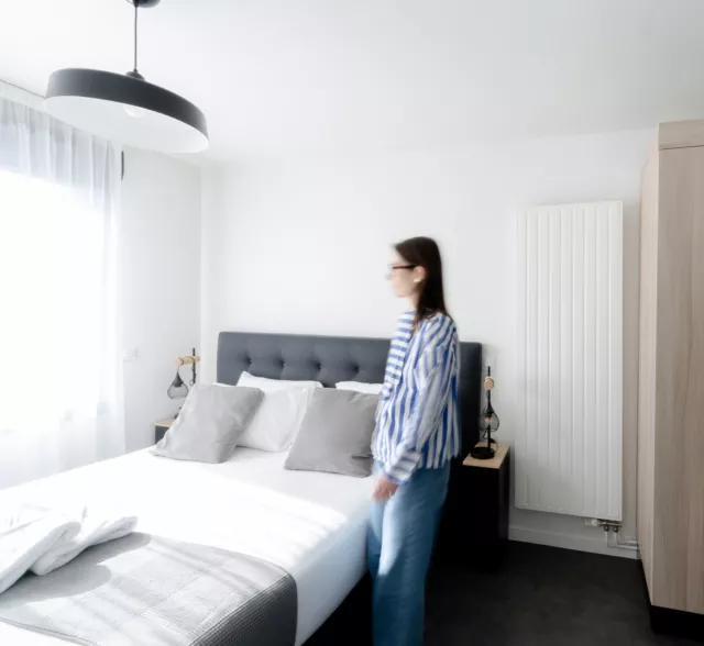 Envie de plus d'autonomie pendant votre séjour à Bordeaux ?  Nos appart-hôtels meublés ont été pensés pour vous offrir tout le confort dont vous avez besoin. ☺️  👉 Une kitchenette privée pour vivre à votre rythme, un matelas super confort, le linge de lit fourni et des rideaux occultants pour profiter de nuits paisibles.  📍 Sur place, vous bénéficiez également d'un accueil sécurisé 24h/24, 7j/7, et d'un wifi gratuit très haut débit pour rester connecté ou travailler en toute simplicité.  Un pied-à-terre confortable pour découvrir Bordeaux, le temps d'un week-end ou de quelques jours.  Réservez via le lien en bio ✨
.
.
.
.
.
.
.
#SLOBordeaux #HostelLife #Bordeaux