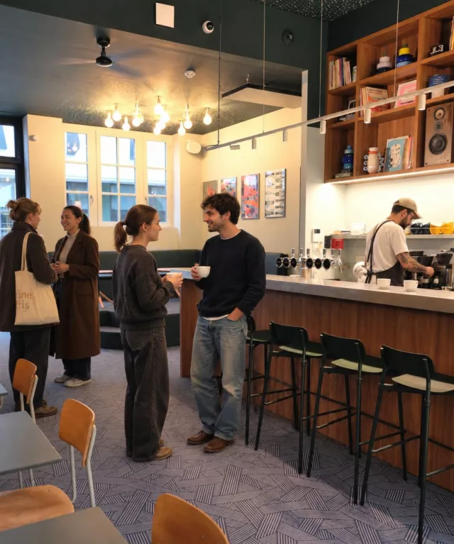 Le SLO Lyon Saxe s'est offert un nouveau souffle ✨  🤩 Les espaces communs ont fait peau neuve pour devenir encore plus chaleureux, confortables et accueillants.  Un lieu où l'on prend plaisir à se retrouver, à travailler quelques heures, à discuter ou simplement à ralentir le temps d'une pause.  Le matin autour d'un café, l'après-midi pour un goûter, ou en fin de journée autour d'une bière, chacun y trouve son moment.  Que vous soyez de passage à Lyon ou installé pour quelques jours, le SLO Lyon Saxe vous accueille dans une ambiance conviviale, où l'on se sent vite comme chez soi. 🤗  Réservez via le lien en bio ✨
.
.
.
.
.
.
.
.
#SLOLyon #HostelLife #LyonCity