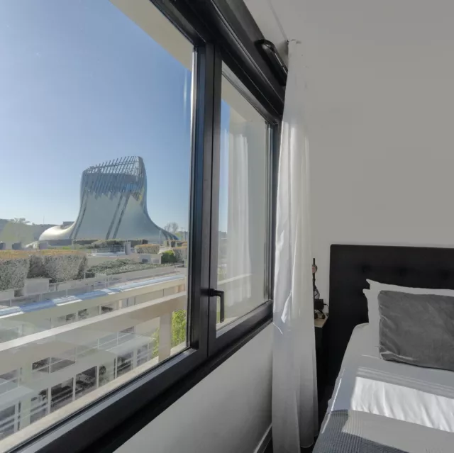 Se réveiller avec une vue sur la Cité du Vin, ça a son charme ☀️  Au SLO Bordeaux, certains de nos appart-hôtels offrent une jolie vue sur l'un des lieux les plus emblématiques de la ville : la Cité du Vin !  À quelques pas seulement, ce lieu à l'architecture singulière vous invite à découvrir le monde du vin autrement, entre expériences immersives, découvertes culturelles et panorama sur Bordeaux.  Et après une belle journée à explorer la ville, quel plaisir de retrouver le confort de son appartement, de prendre le temps et de profiter de la vue.  Le voyage commence parfois juste derrière la fenêtre 🫶  Réservez via le lien en bio ✨
.
.
.
.
.
.
#SLOBordeaux #BordeauxTourisme #CiteDuVin