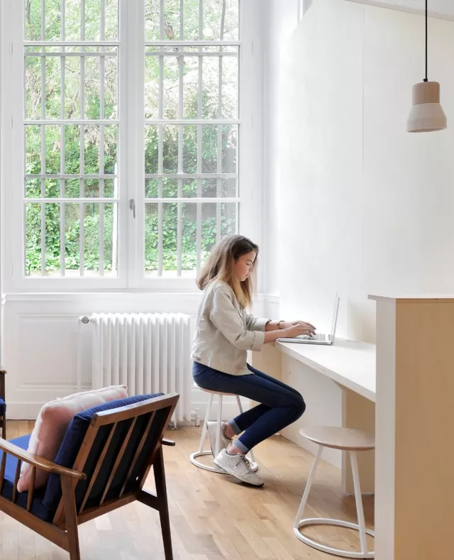 En voyage aussi, trouvez l’espace idéal pour donner vie à vos projets. 💻  Chez SLO Hostels, profitez d’espaces lumineux et accueillants, parfaits pour avancer sur vos projets, répondre à vos e-mails ou simplement prendre le temps de vous concentrer.  Que vous soyez en télétravail, en voyage d’affaires ou en escapade, tout est pensé pour allier confort et liberté.✨  Entre travail et découvertes, profitez d’un espace confortable pour avancer sur vos projets sans vous éloigner de l’animation de la ville.  Prêt à vivre l’expérience SLO ? Réservez via le lien en bio ✨
.
.
.  #lyoncity #Workation #HostelLife